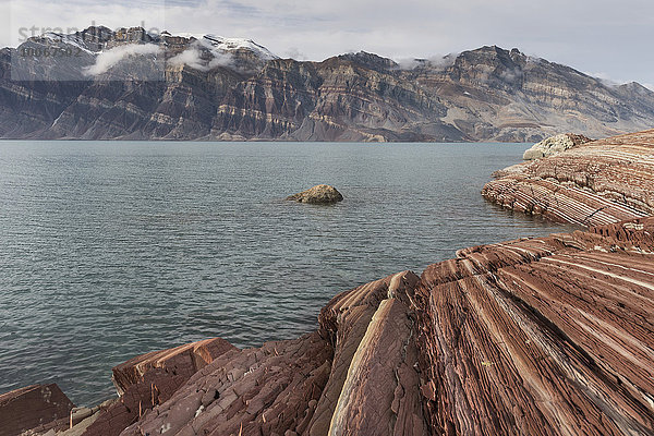 Aufgefaltete farbige Gesteinsschichten  ehemals Meeressedimente  Berzelius Bjerg  Segelsällskapet oder Segelselskapets Fjord  Nordost-Grönland-Nationalpark  Grönland  Nordamerika
