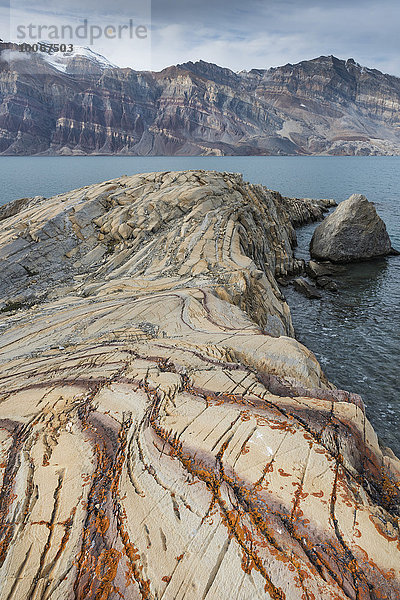 Aufgefaltete farbige Gesteinsschichten  ehemals Meeressedimente  Berzelius Bjerg  Segelsällskapet oder Segelselskapets Fjord  Nordost-Grönland-Nationalpark  Grönland  Nordamerika