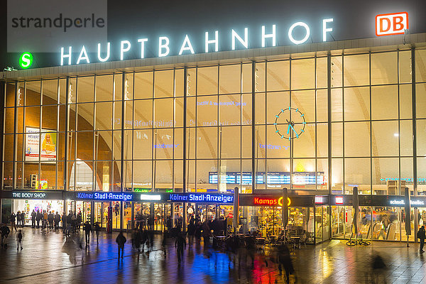 Bahnhofsvorplatz  Empfangsgebäude  Hauptbahnhof  Köln  Rheinland  Nordrhein-Westfalen  Deutschland  Europa