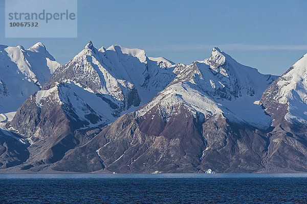 Verschneite Berge  Holmbugt  Kong Oscar Fjord  Nordost-Grönland-Nationalpark  Grönland  Nordamerika