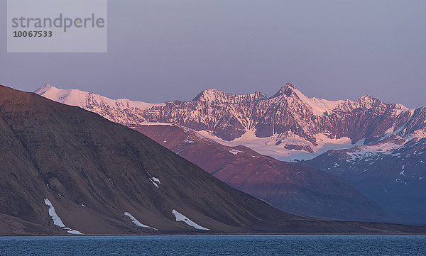 Berge im Morgenlicht  Kong Oscar Fjord  Nordost-Grönland-Nationalpark  Grönland  Nordamerika
