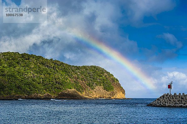 Regenbogen über einer kleinen Insel vor der Insel Ofu  Manuainseln  Samoa-Inseln  Amerikanisch-Samoa  Ozeanien