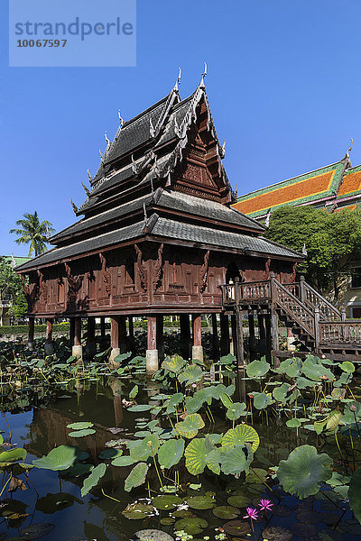 Wat Thung Si Mueang  Klosterbibliothek  Holz-Tempel  Lotusteich  Muang  Ubon Ratchathani  Isan  Isaan  Thailand  Asien