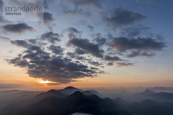 Sonnenaufgang über den Bayerischen Alpen  Herzogstand  Oberbayern  Bayern  Deutschland  Europa