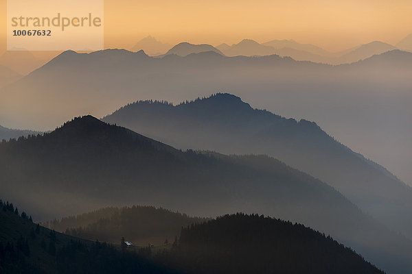 Sonnenaufgang über den Bayerischen Alpen  Herzogstand  Oberbayern  Bayern  Deutschland  Europa