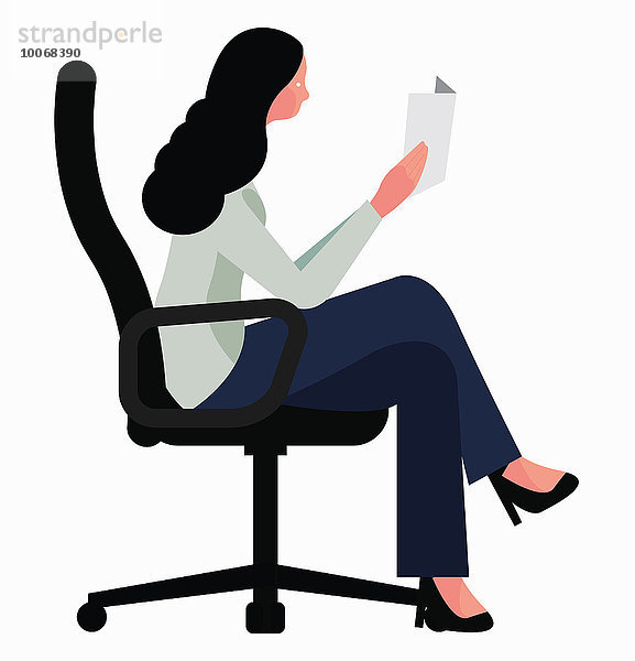 Geschäftsfrau sitzt im Bürostuhl und liest ein Dokument