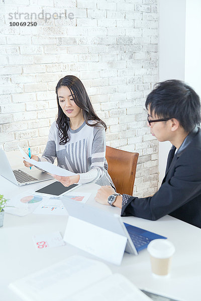 Mensch Menschen arbeiten Büro japanisch modern