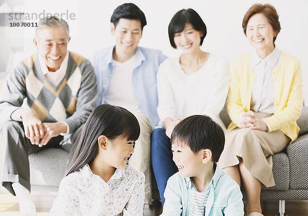 Couch Zimmer Mehrgenerationen Familie Wohnzimmer japanisch