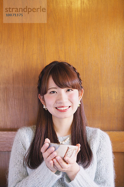 Frau Fröhlichkeit grün jung japanisch Tee