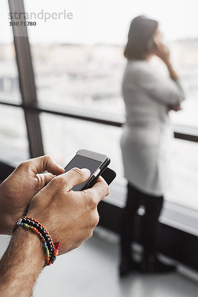 Geschäftsleute mit Mobiltelefonen im Büro