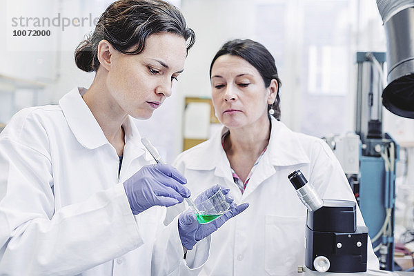 Wissenschaftlerinnen analysieren Probe im Labor