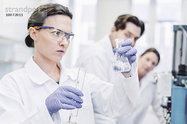 Wissenschaftlerinnen untersuchen Chemikalie im Labor
