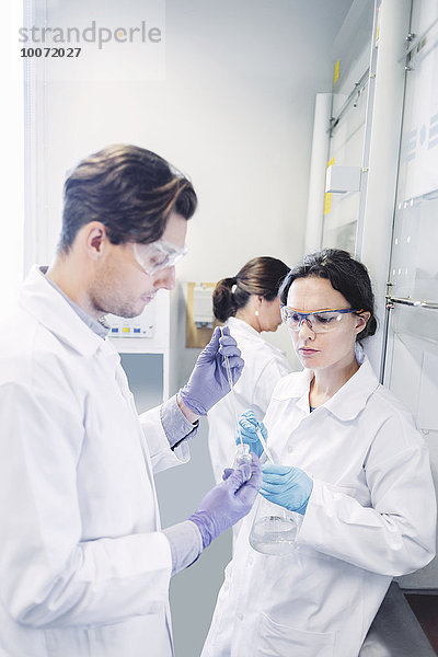 Wissenschaftler untersuchen medizinische Proben im Labor