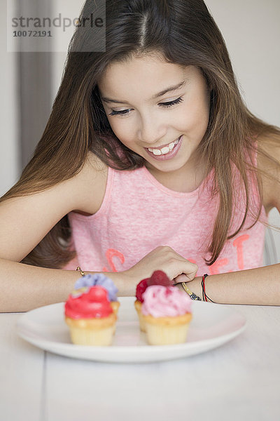 Glückliches Mädchen mit Muffins