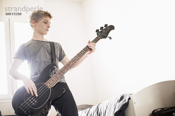 Teenager-Junge spielt Gitarre