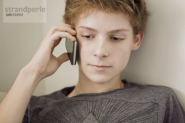 Teenager-Junge am Telefon