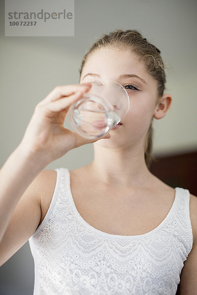 Mädchen trinkt ein Glas Wasser