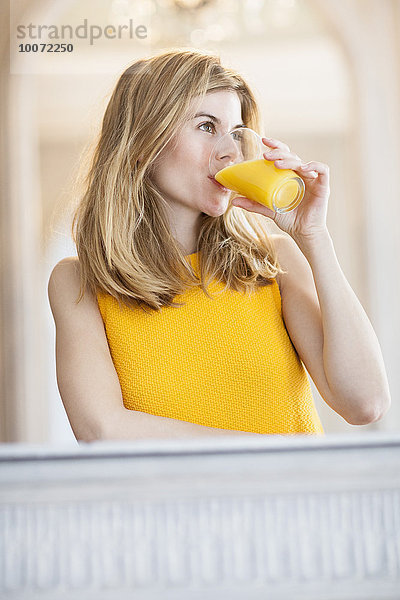 Frau trinkt Orangensaft