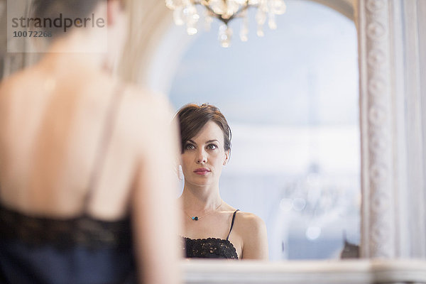 Spiegelung einer Frau im Spiegel