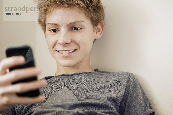 Teenager-Junge mit Telefon