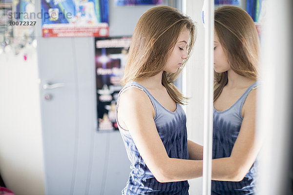 Teenager Mädchen vor dem Spiegel