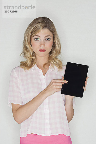 Porträt einer schönen Frau mit einem digitalen Tablett