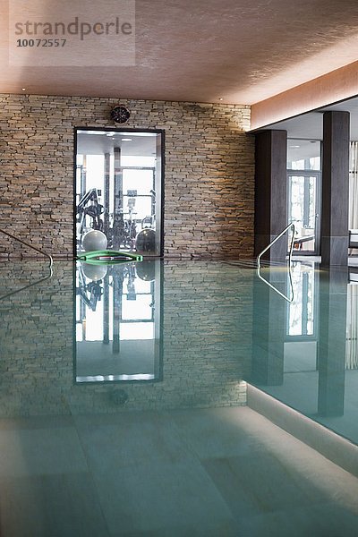 Schwimmbad in einem Fitnessstudio  Crans-Montana  Schweizer Alpen  Schweiz