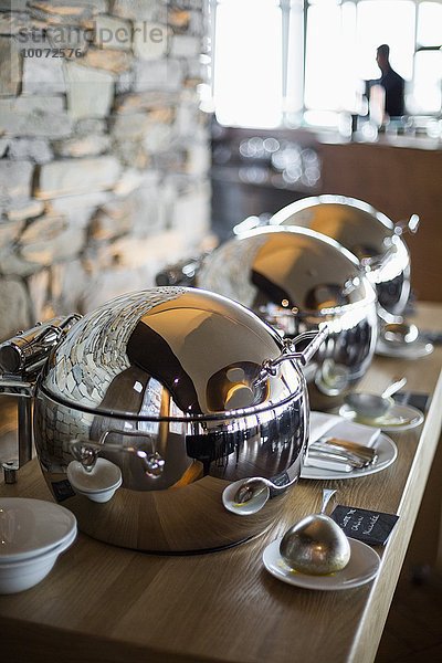 Suppenwärmer auf einem Tisch im Restaurant  Crans-Montana  Schweizer Alpen  Schweiz