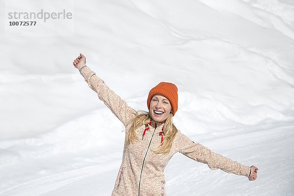 Glückliche schöne Frau im Schnee  Crans-Montana  Schweizer Alpen  Schweiz