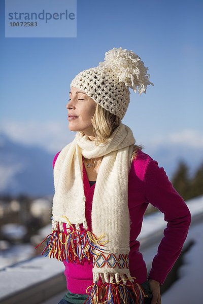 Schöne Frau träumt  Crans-Montana  Schweizer Alpen  Schweiz