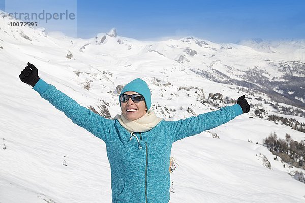 Glückliche schöne Frau im Schnee  Crans-Montana  Schweizer Alpen  Schweiz