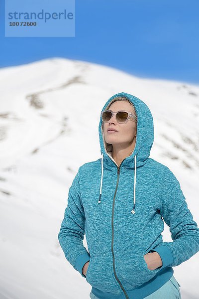 Schöne Frau im Schnee stehend  Crans-Montana  Schweizer Alpen  Schweiz