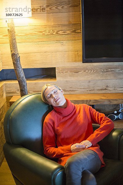 Frau entspannt auf der Couch  Crans-Montana  Schweizer Alpen  Schweiz