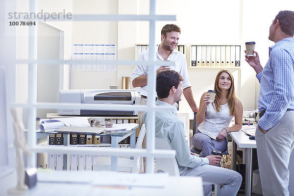 Architekten sprechen und trinken Kaffee im Büro