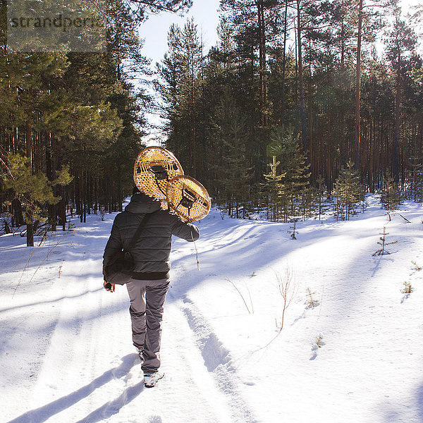 Mann tragen Weg Schnee Schneeschuh