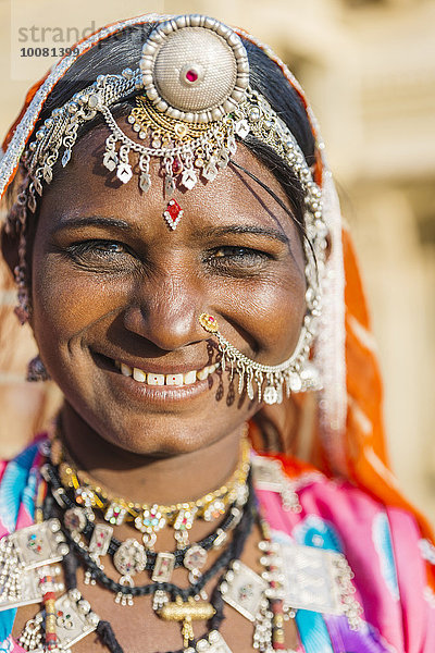 Frau Tradition lächeln Schmuck Indianer Kleidung