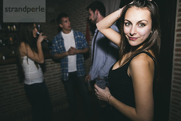 Frau lächeln tanzen Nachtklub