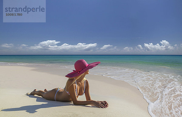 liegend liegen liegt liegendes liegender liegende daliegen Europäer Frau Strand