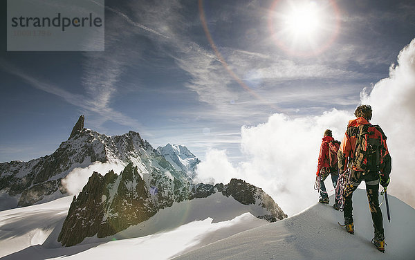 stehend Montblanc Mont Blanc Europäer Berg Schnee hoch oben wandern Alpen