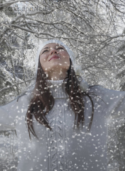 Europäer Frau spielen Schnee