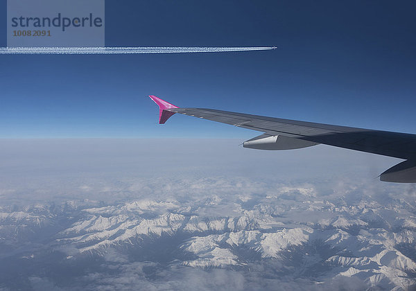 Flugzeug fliegen fliegt fliegend Flug Flüge Himmel über Alpen blau schweizerisch Schweiz Kanton Graubünden