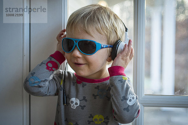 Innenaufnahme Europäer Junge - Person Kopfhörer Kleidung Sonnenbrille