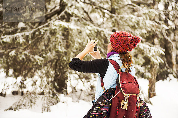 Europäer Frau Weg Schnee Natur fotografieren