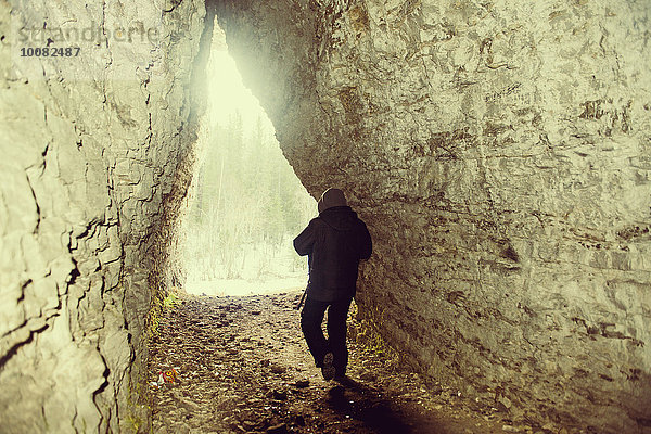 Europäer Felsen gehen wandern Höhle