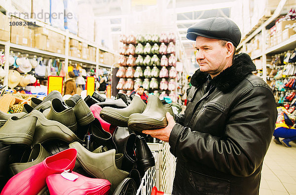 Europäer Mann Stiefel Regen kaufen Laden