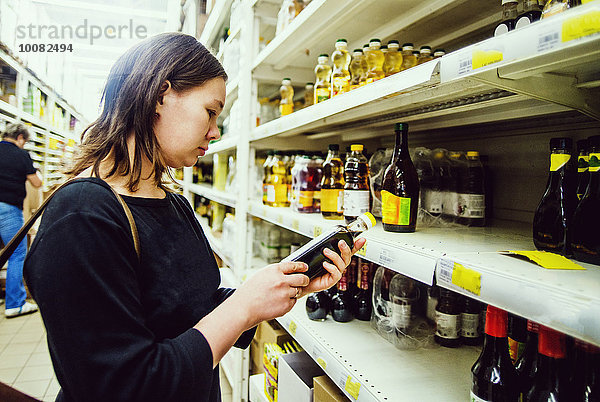 Europäer Frau Lebensmittelladen kaufen Laden