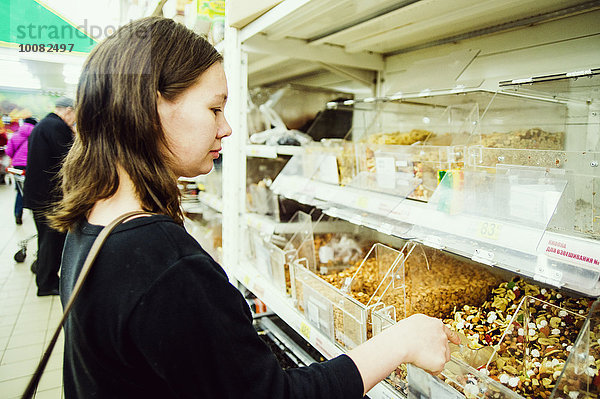 Europäer Frau Lebensmittelladen kaufen Laden