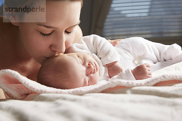 Neugeborenes neugeboren Neugeborene Decke küssen Mutter - Mensch Baby