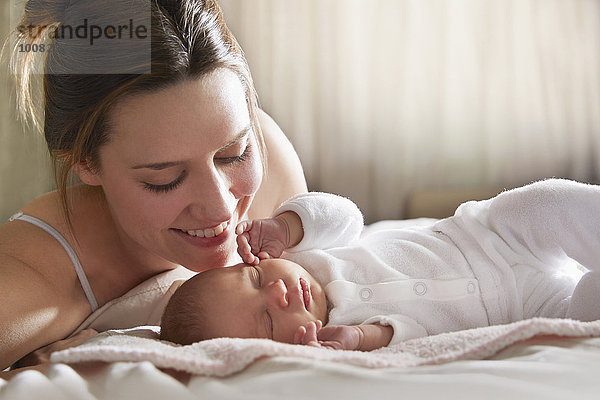 Neugeborenes neugeboren Neugeborene Bewunderung Bett Mutter - Mensch Baby