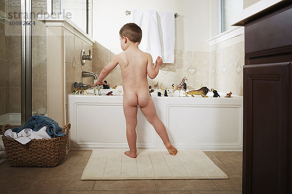 Europäer Junge - Person nackt Badewanne spielen